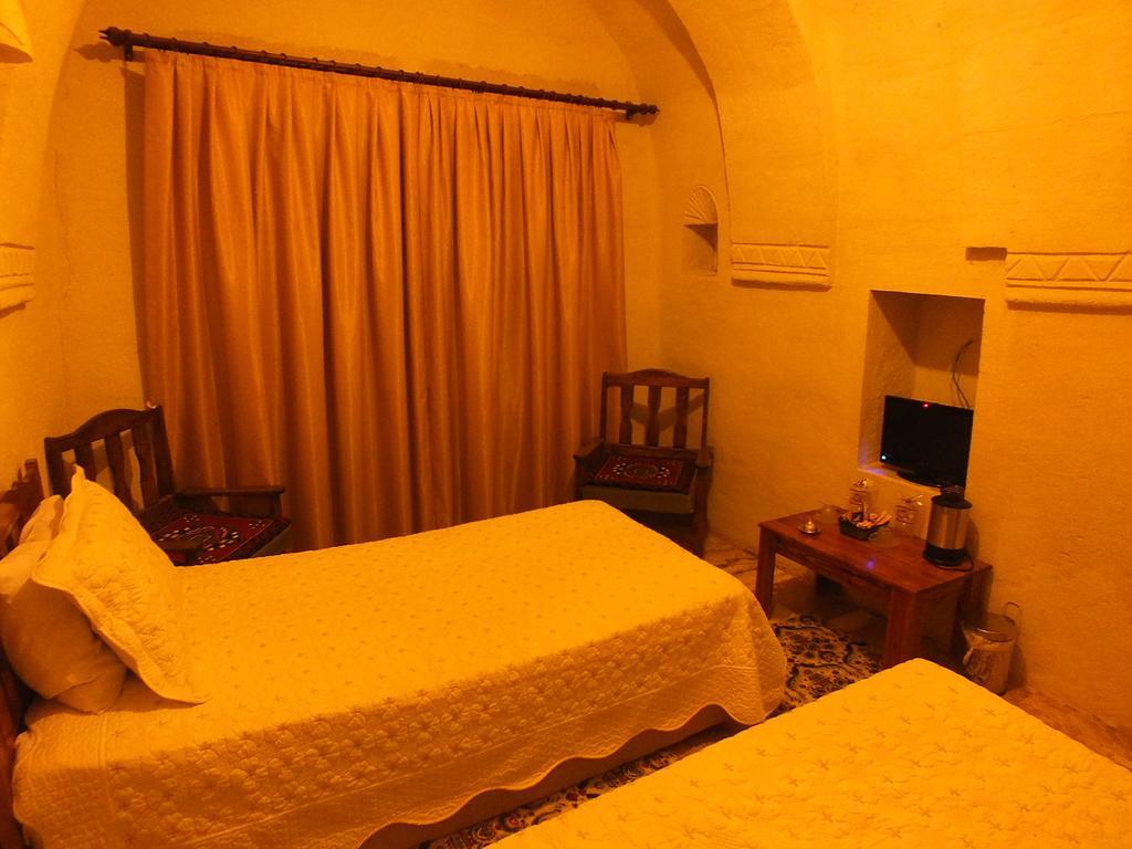 Dilek Tepesi Cave Hotel أيواليه الغرفة الصورة